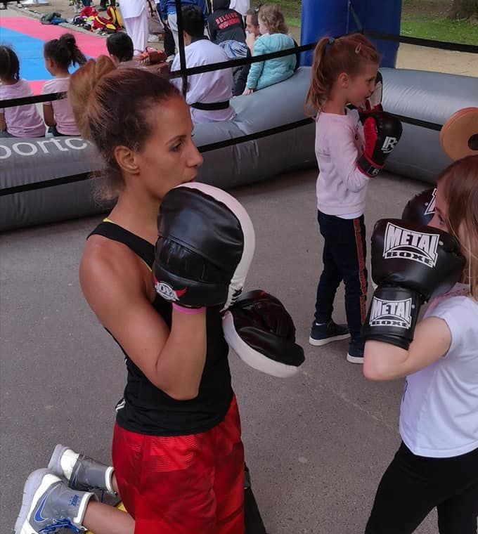 SANAE JAH Championne de Belgique PRO et championne d'Europe EBU Championne WBC I. Championne WBA I. en BOXE ANGLAISE également multiple Championne du Monde de BOXE THAÏ. et Coach diplomée (certifiée en boxe éducative et psychomotricité adaptée à la boxe de la fédération Française de Boxe).