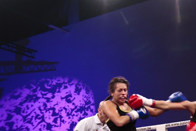 SANAE JAH MULTIPLE CHAMPIONNE DU MONDE DE BOXE THAI, BOXE FRANCAISE, MUAY THAÏ ET K1, une des Coachs de la MUAY THAI ACADEMY